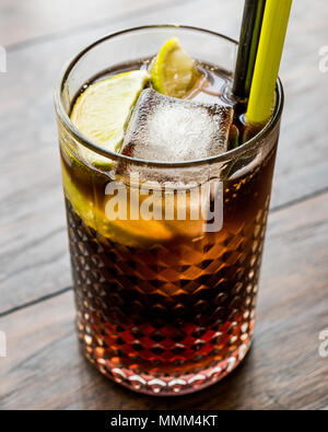 Cocktail Cuba Libre avec de la chaux et de la glace. Concept de boisson. Banque D'Images