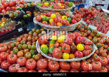 Une sélection de couleur différentes tomates sur l'affichage à Borough Market. Banque D'Images