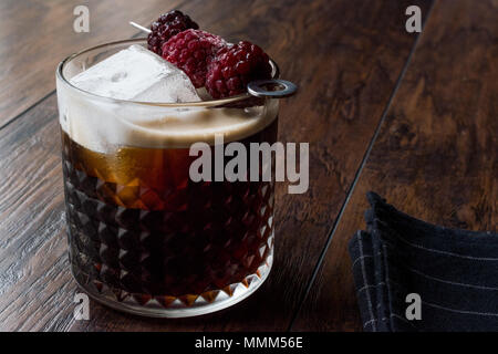 Black / Dark Beer Cocktail avec des mûres et de la glace sur la surface en bois. Concept de boisson. Banque D'Images