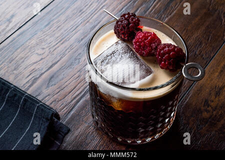 Black / Dark Beer Cocktail avec des mûres et de la glace sur la surface en bois. Concept de boisson. Banque D'Images