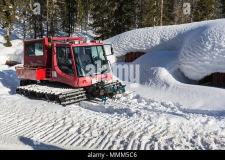 En chenillette ratrak rouge en hiver montagnes une neige rouge tucker couverte de neige dans les montagnes de Krkonose. Véhicules à neige rouge Banque D'Images