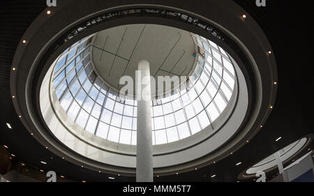 Toit en verre toit incurvé ou au plafond du Dôme avec la structure géométrique de l'acier dans l'architecture contemporaine moderne Banque D'Images