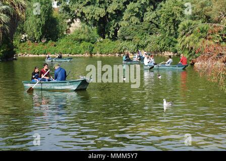 Les gens apprécient le lac de plaisance dans le Parc de la Ciutadella à Barcelone, Espagne, le 1 novembre 2017. C'est le plus grand parc de la ville. Banque D'Images