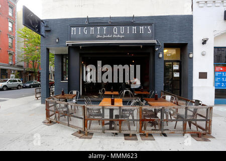 [Front de vente historique] Mighty Quinn's Barbeque, 103 second Ave, New York, NY. Façade extérieure d'un restaurant barbecue dans l'East Village de Manhattan Banque D'Images