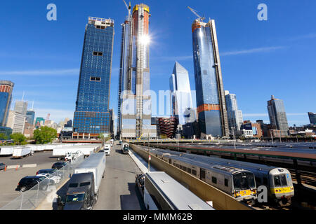 Chantiers d'Hudson gratte-ciel planent sur le côté ouest de Manhattan Banque D'Images