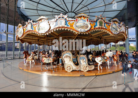 Jane's Carousel au pont de Brooklyn Park Banque D'Images
