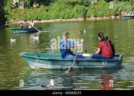 Les gens apprécient le lac de plaisance dans le Parc de la Ciutadella à Barcelone, Espagne, le 1 novembre 2017. C'est le plus grand parc de la ville. Banque D'Images