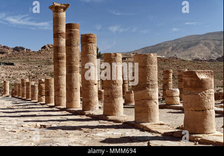Piliers des romains dans la nécropole de Pétra, en Jordanie, Moyen-Orient Banque D'Images