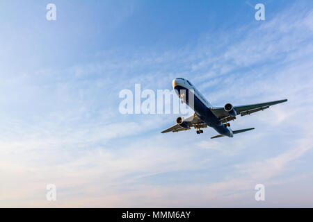 Larnaca, Chypre - 29 Avril 2018 : British Airways Boeing 767 quelques instants avant l'atterrissage à l'aéroport international de Larnaca Banque D'Images