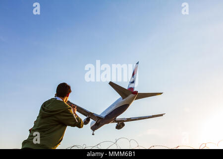 Larnaca, Chypre - 29 Avril 2018 : British Airways Boeing 767 minutes avant l'atterrissage à l'aéroport de Larnaca se faire photographier par le jeune photographe Banque D'Images