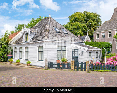 Avant de maison en bois dans la vieille ville historique de village Broek in Waterland, Hollande du Nord, Pays-Bas Banque D'Images