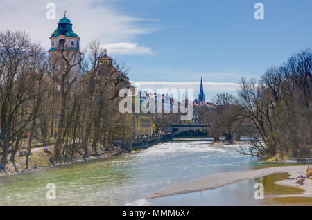 MUNICH, ALLEMAGNE - le 4 avril : La rivière rnai circulant dans Munich, Allemagne le 4 avril 2018. Banque D'Images