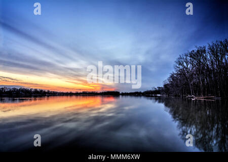 Un beau printemps lever du soleil sur les rives pittoresques le long de la rivière Maumee dans le nord-ouest de l'Ohio. Banque D'Images