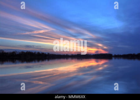 Une belle couleur pastel printemps lever du soleil sur le long les rives pittoresques de la rivière Maumee dans le nord-ouest de l'Ohio. Banque D'Images