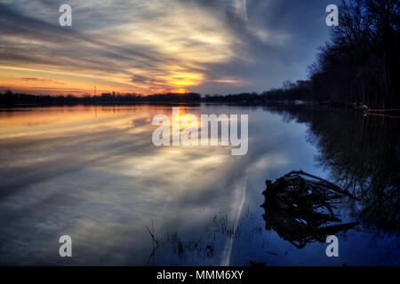 Un beau printemps lever du soleil sur les rives pittoresques le long de la rivière Maumee dans le nord-ouest de l'Ohio. Banque D'Images