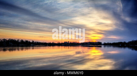 Un beau printemps lever du soleil sur les rives pittoresques le long de la rivière Maumee dans le nord-ouest de l'Ohio. Banque D'Images