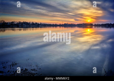 Un beau printemps lever du soleil sur les rives pittoresques le long de la rivière Maumee dans le nord-ouest de l'Ohio. Banque D'Images