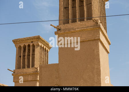 Badgirs sur le toit de l'ancienne maison de Yazd, Iran Banque D'Images