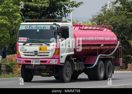 CHIANG MAI, THAÏLANDE - 20 avril 2018 : Thanachai Camion réservoir d'eau. Photo Road No.121 à environ 8 km de la ville de Chiangmai. Banque D'Images