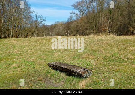 Vieux banc en bois rustique sur un champ sur fond de ciel bleu. Boberger Niederung nature reserve à Hambourg, Allemagne Banque D'Images