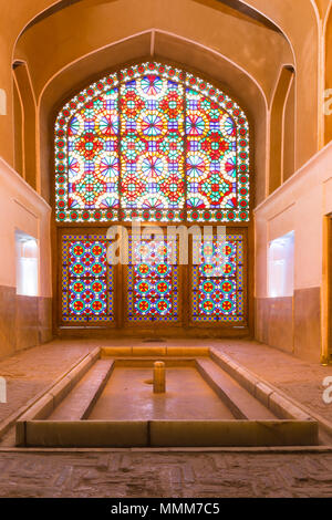 Voir l'intérieur de la structure sous l'windcatcher de Dowlat Abad, Jardin à Yazd, Iran Banque D'Images