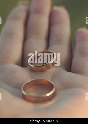 Deux anneaux de mariage se trouvent sur le palm Banque D'Images