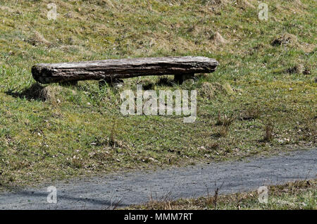 Vieux banc en bois rustique sur un terrain avec une forêt en arrière-plan. Boberger Niederung nature reserve à Hambourg, Allemagne Banque D'Images