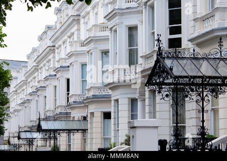 Londres, Royaume-Uni - Mai 10th, 2018 : Holland Park Street est l'une des plus cher à Londres. La rue est populaire avec des célébrités, des ambassades un Banque D'Images