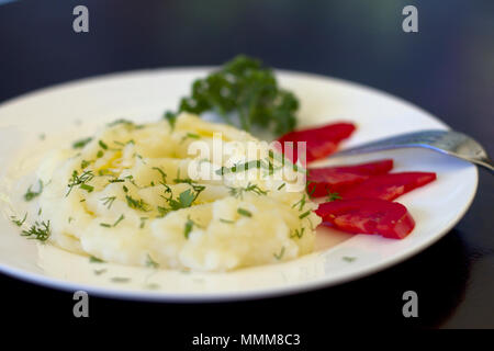 Purée de pommes de terre à la tomate sur fond sombre Banque D'Images