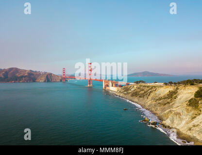 Vue aérienne du pont Golden Gate à partir de Marshall's beach à San Francisco Banque D'Images