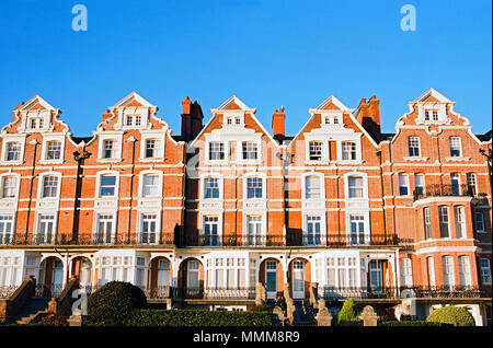 Maisons élégantes sur Bexhill front de mer sur la côte sud, East Sussex, UK Banque D'Images