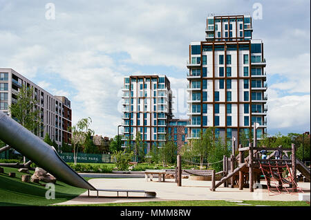 Nouveaux appartements et une aire de jeux à la Spring Park récemment construit, Woodberry Down, North London UK Banque D'Images