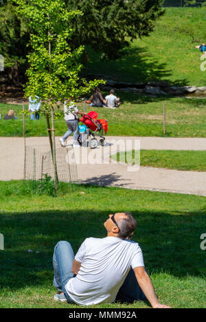 Un homme de race blanche pique-nique, parc des Buttes Chaumont, Paris, France Banque D'Images