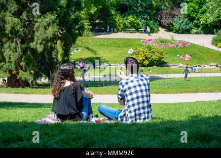 Les gens pique-nique, parc des Buttes Chaumont, Paris, France Banque D'Images