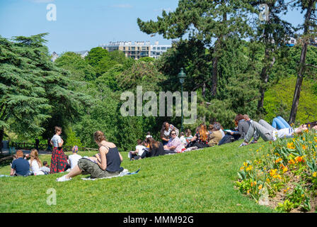 Les gens pique-nique, parc des Buttes Chaumont, Paris, France Banque D'Images