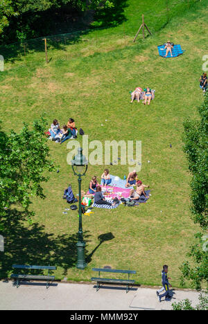 Les gens pique-nique, parc des Buttes Chaumont, Paris, France Banque D'Images