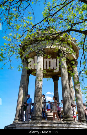 Les touristes à la recherche à vue de Temple de la Sybille dans le parc des Buttes Chaumont à Paris, France Banque D'Images