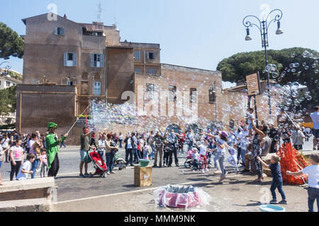 Rome, Italie. 22nd avril, 2018 Street Artist Bubbles savon Banque D'Images