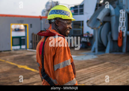 Chef de AB matelots - Maître d'équipage sur le pont du navire en mer ou du navire , le port des équipements de protection individuelle EPI - casque, gilet, combinaison, lunettes. Banque D'Images