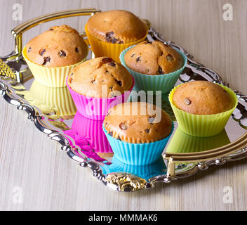 Cupcakes en coffret. Isolé sur fond blanc. Banque D'Images