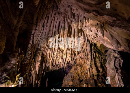 Des millions d'années la formation de minéraux sur une grotte connue sous le nom de stalactites au plafond Banque D'Images