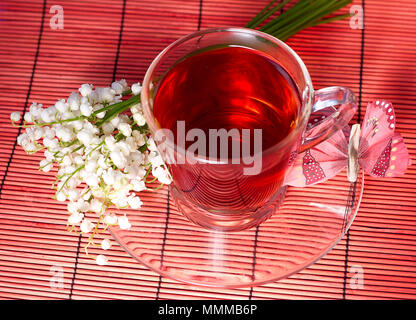 Lis de la vallée et d'une tasse de thé Banque D'Images