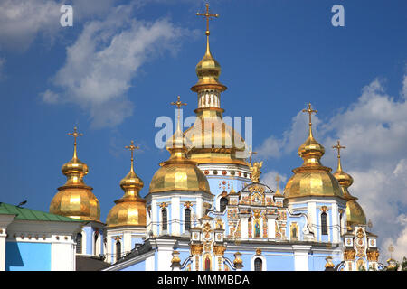 Des coupoles d'or de croix de Saint Michael's Cathedralin Kiev , Ukraine Banque D'Images