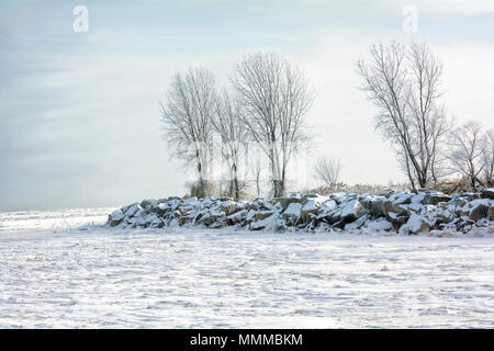 Une scène d'hiver de neige gelée le long de la rive du lac Érié dans Lorain, Ohio. Les arbres givrés a brouillard avec une jolie plus tard de glace. Banque D'Images