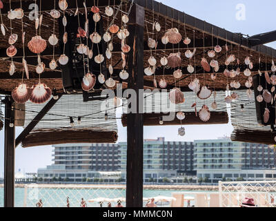 Buvette sur la plage avec décorations suspendues au plafond de coquillages Banque D'Images