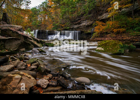 Belle scène d'automne aux chutes de Tinker's Creek Gorge à Cleveland (Ohio). Banque D'Images