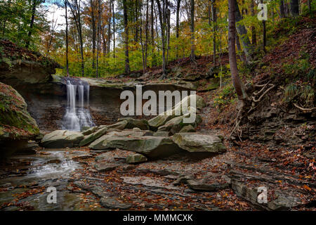 Belle scène d'automne à Blue Hen Falls dans le parc national de Cuyahoga Valley près de Cleveland (Ohio). Banque D'Images