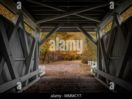 En voyant les belles couleurs d'automne de l'intérieur de l'Everett Road Covered Bridge dans le parc national de Cuyahoga Valley dans l'Ohio. Banque D'Images