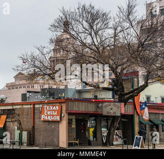 AUSTIN, TEXAS - 31 décembre 2017 : Le Texas Chili Parlor situé au centre-ville avec le Capitole derrière il a été ouvert depuis 1976. Banque D'Images