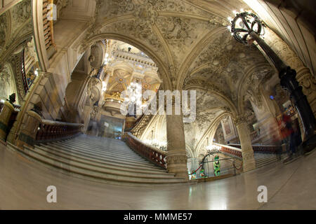 Paris, France - Octobre 2017 : Le grand escalier de cérémonie de blanc, rouge et vert en se divisant en deux volées de marches qui mènent à Banque D'Images